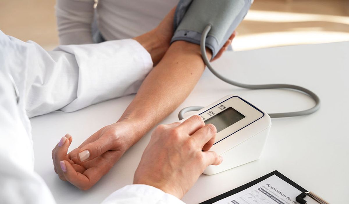 Una presión arterial superior a 180/120 mm Hg es peligrosamente alta y requiere atención médica inmediata.