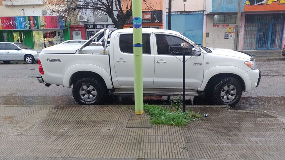 El Mendocino estaba en la caja de una Toyota Hilux de color blanca.