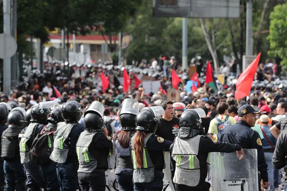 Un grupo de policías custodian una protesta contra la gentrificación el domingo pasado, en Ciudad de México. Crédito: EFE/ Mario Guzmán. Un grupo de policías custodian una protesta contra la gentrificación el domingo pasado, en Ciudad de México. Crédito: EFE/ Mario Guzmán. 