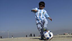 El niño afgano que conmovió al mundo futbolero conoció a Messi