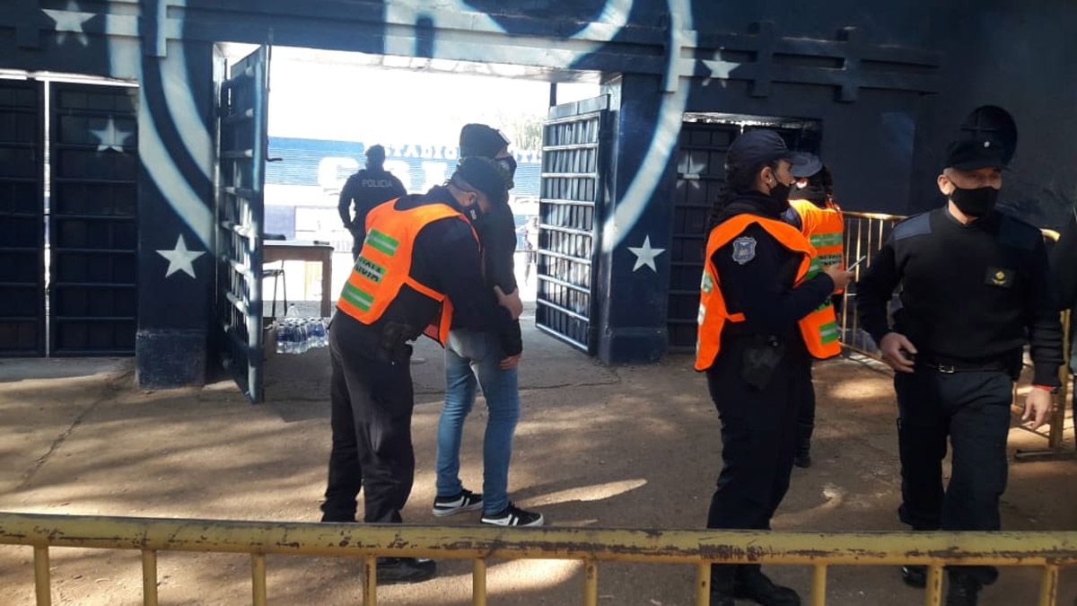 Fuerte custodia policial en el Gargantini