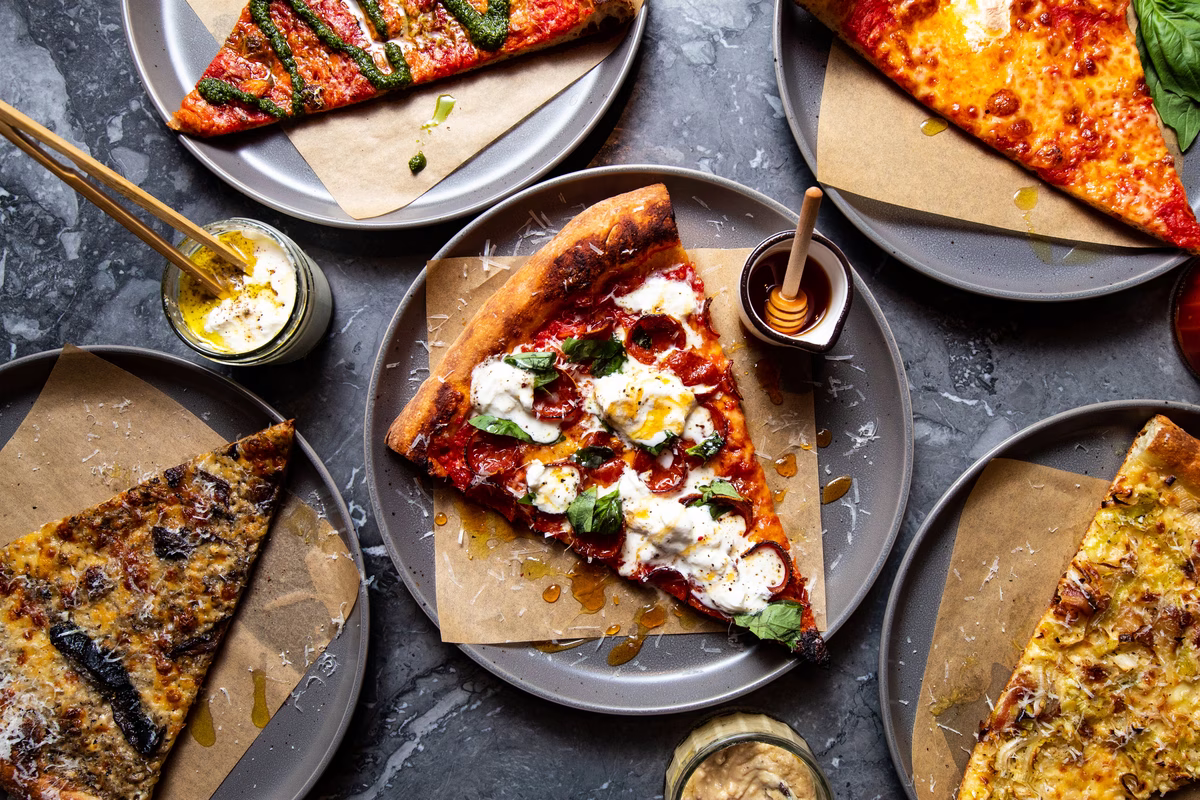 La mayoría están cubiertas con ingredientes tradicionales como mozzarella, tomates y albahaca. La mayoría están cubiertas con ingredientes tradicionales como mozzarella, tomates y albahaca.