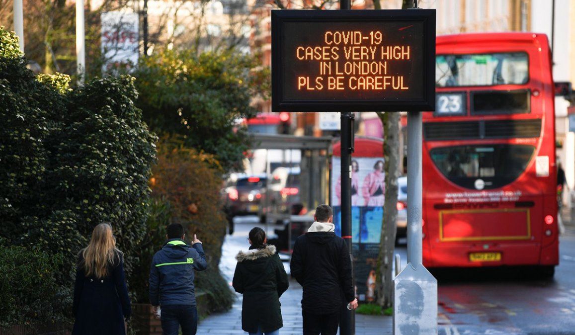 Una nueva cepa de coronavirus ha provocado alarma en Gran Bretaña, mientras algunos países europeos han suspendido los vuelos con la isla