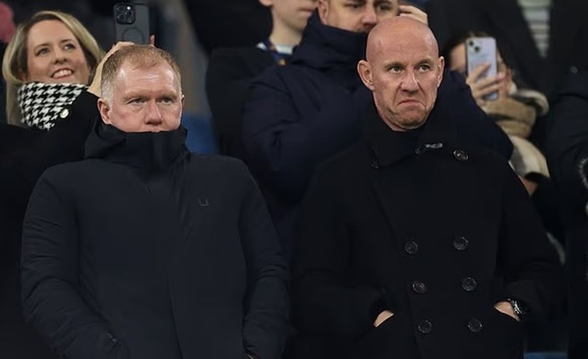 La reacci&oacute;n de Paul Scholes y Nicky Butt al ver el partido de Lisandro Mart&iacute;nez.