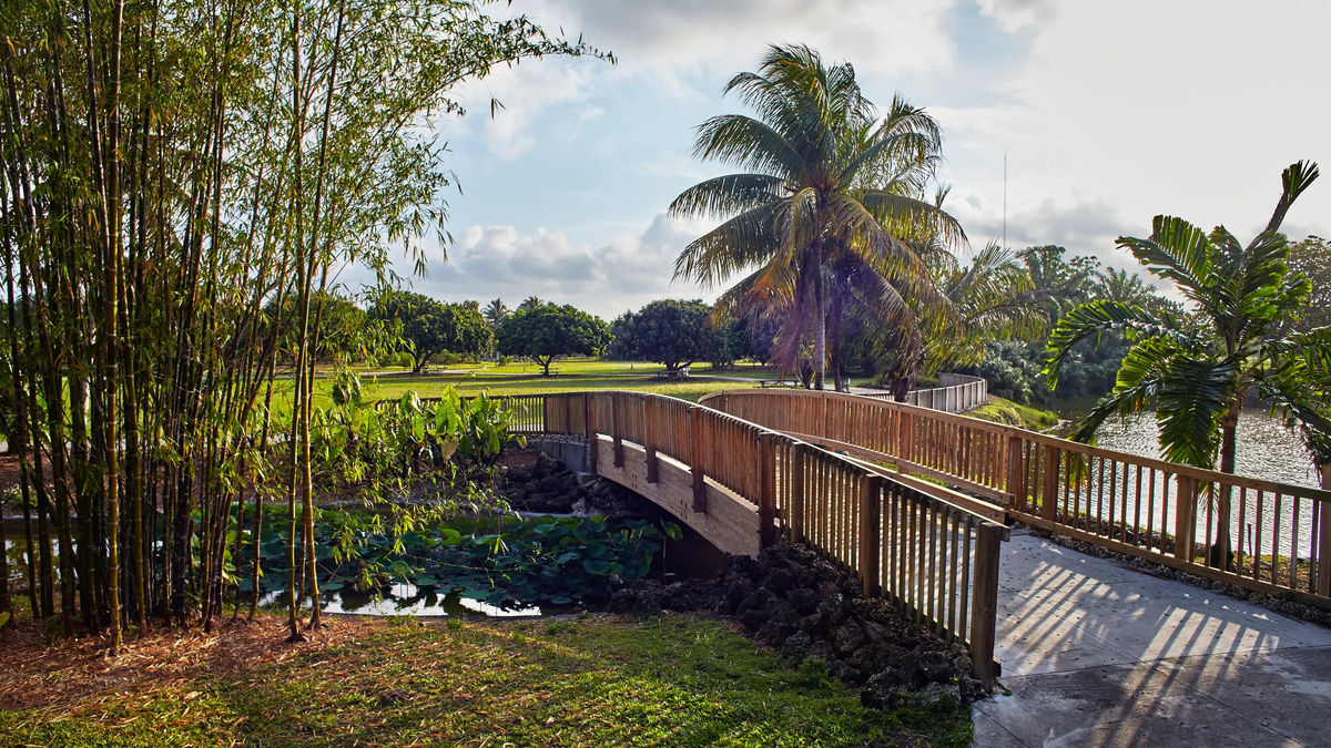 Los recorridos diarios por el jardín se realizan a las 11:00 a. m. y a la 1:30 p. m. sin costo adicional Los recorridos diarios por el jardín se realizan a las 11:00 a. m. y a la 1:30 p. m. sin costo adicional