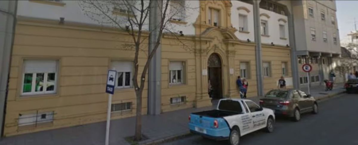 Un alumno le fracturó la mandíbula y le desvió la nariz a una maestra.