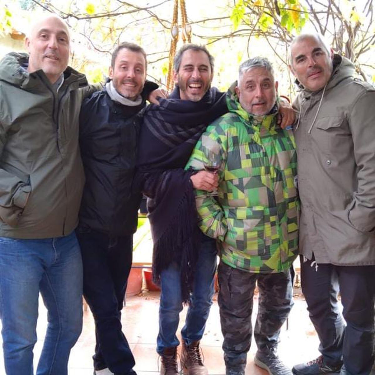 Lucas y su amplia sonrisa, rodeado de sus 4 hermanos. Lucas y su amplia sonrisa, rodeado de sus 4 hermanos.