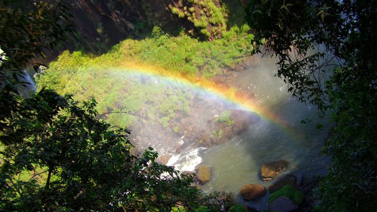 En las cascadas, por ejemplo, las gotas de agua actúan como pequeños prismas que descomponen la luz.