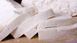 El queso fresco se puede elaborar a partir de una receta que lleva pasos muy fáciles e ingredientes fáciles de conseguir.