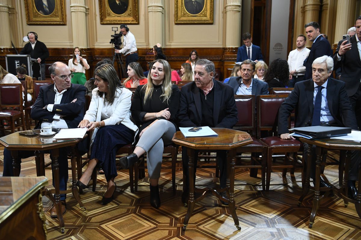 Mariana Juri en primera fila. Atrás aparece sentado el senador mendocino Rodolfo Suarez. Mariana Juri en primera fila. Atrás aparece sentado el senador mendocino Rodolfo Suarez.