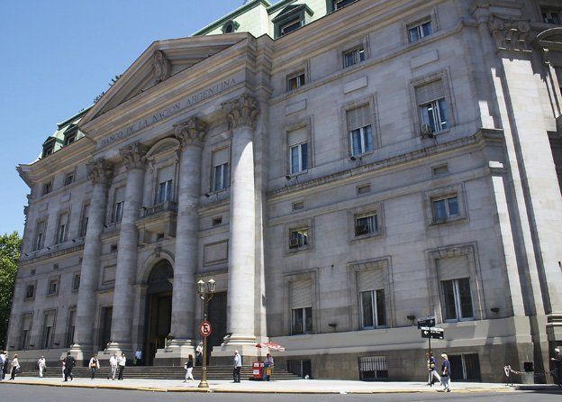 Los bancos aumentan comisiones y se acaba gratuidad en cajeros