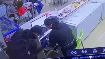 Un delincuente asaltó a los clientes y a una empleada de una heladería de Godoy Cruz y quedó filmado