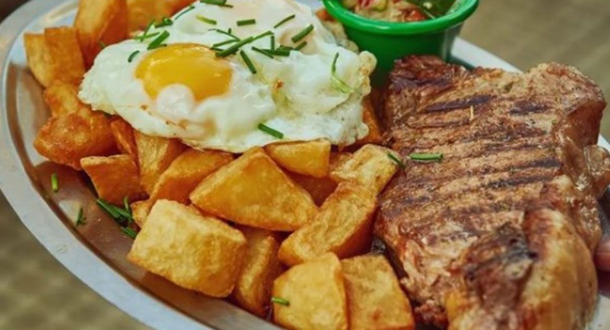 Una experiencia imperdible: el bodegón porteño que se destaca por su tortilla de papas gigante