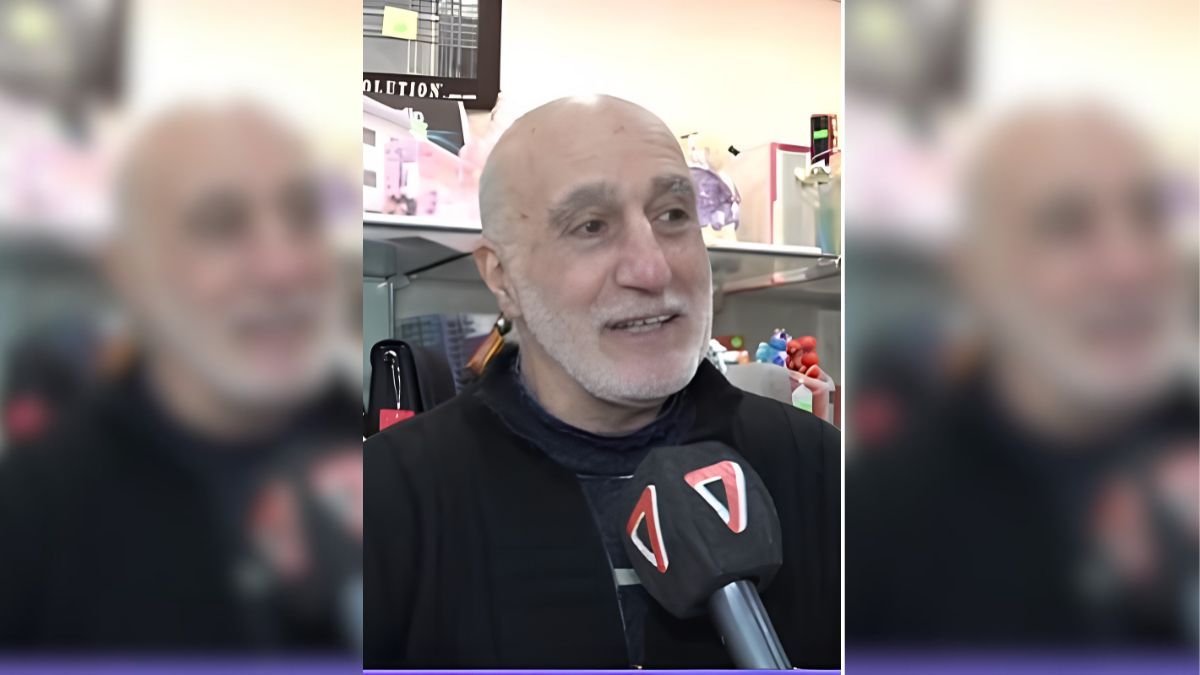Daniel Saua, comerciante de Godoy Cruz, vende figuritas del Mundial a cambio de que los chicos respondan preguntas de Geografía.&nbsp;