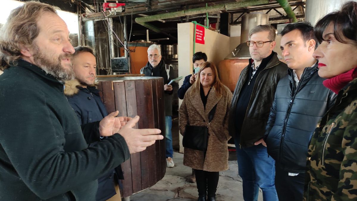 Guillermo Mosso y un grupo de diputados de la Comisión de Economía, Energía, Minería e Industrias, se reunió con cerveceros artesanales para escuchar opiniones y aunar criterios para el proyecto de ley que regule la fabricación de esta bebida alcohólica.