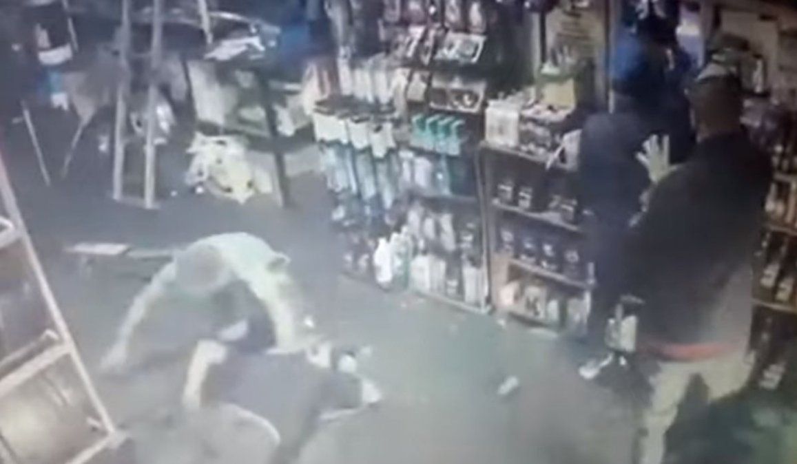 ¡Te vendieron, paragua, danos la guita!, le dijeron al dueño de una gomería y lo mataron. &nbsp;Dudan de que haya sido un simple robo