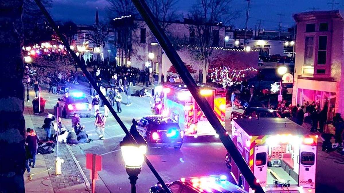 Terror en Estados Unidos: un auto atropelló a una multitud en un desfile