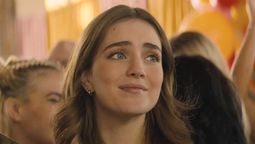 La actriz Talia Ryder interpreta a Clare en la película que arrasa en Netflix, una comedia romántica que tiene la historia más encantadora.