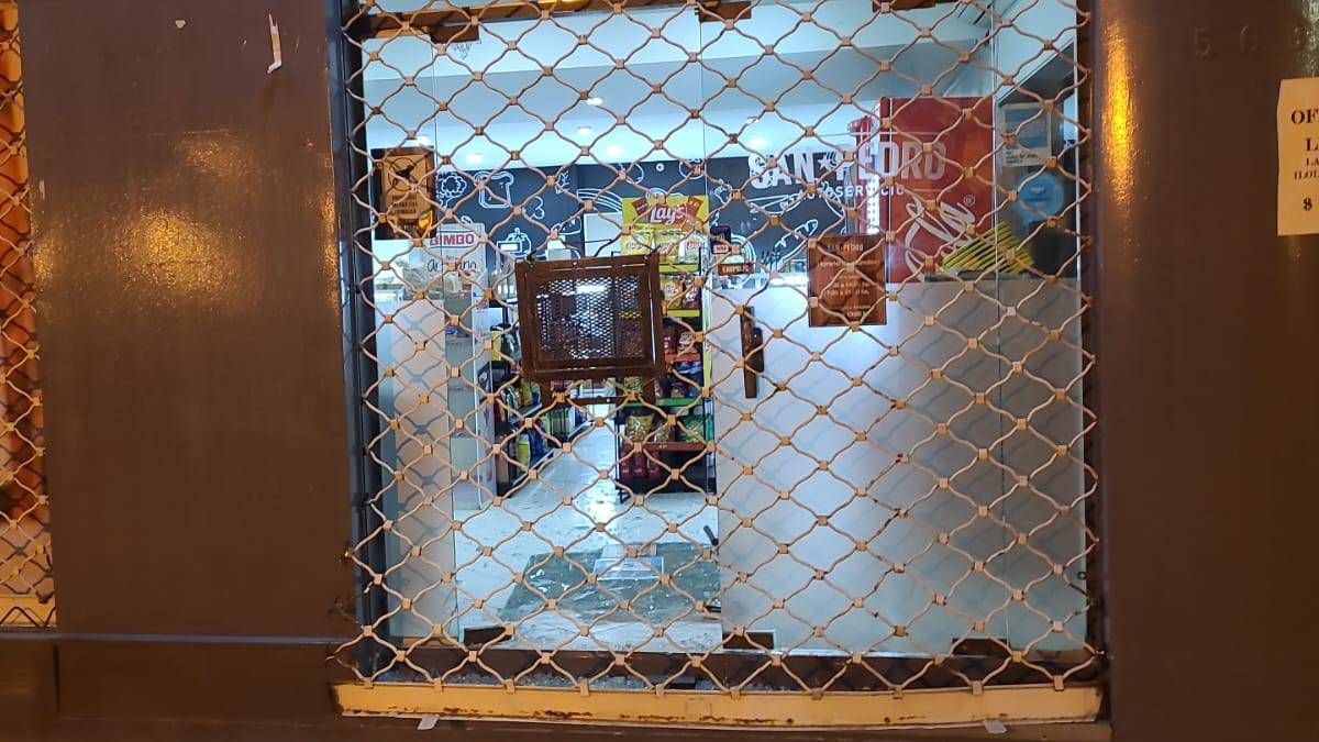 Los ladrones destrozaron el ingreso al supermercado de calles San Juan y Rondeau, de Capital, de donde robaron bebidas alcohólicas.