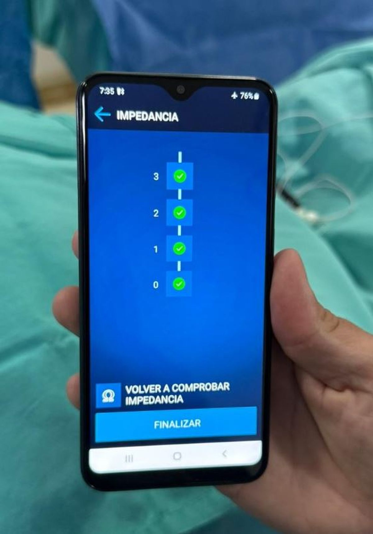 Las 4 luces verdes indican que el sistema fue implantado y funciona perfectamente. Otra de las grandes ventajas del de esta tecnología es que el paciente tiene el control en sus manos… literalmente.