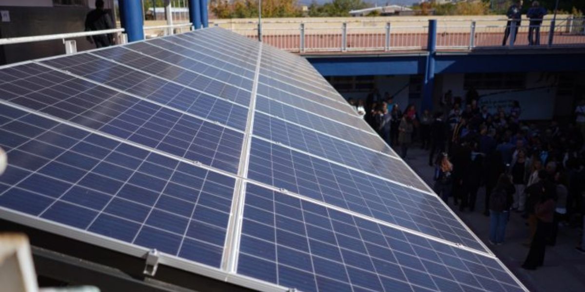 Con esta instalación de 33 paneles solares la escuela generará entre 60 y 70kw de energía limpia por día aproximadamente.