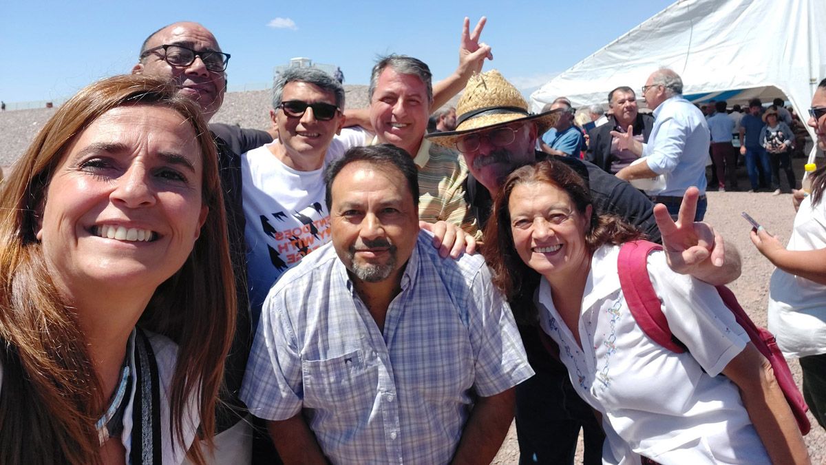 Selfie. Fernanda Lacoste junto a un grupo de militantes en El Paramillo, Lavalle, donde Alberto Fernández inauguró obras.