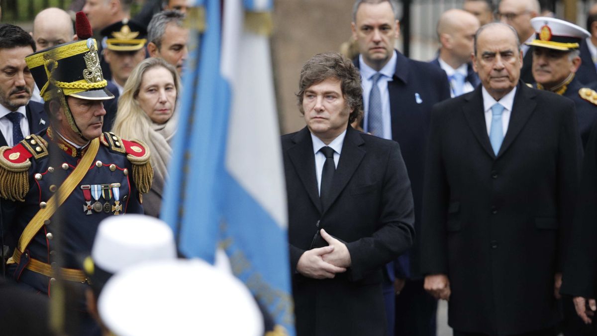 El presidente Javier Milei junto a su gabinete en el Tandem del 25 de mayo.