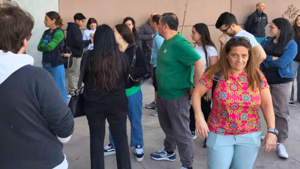 Este sábado hubo mucho movimiento en el aeropuerto de Mendoza de viajeros por las posibles fallas en el pasaporte. Foto: Roxana Badaloni.