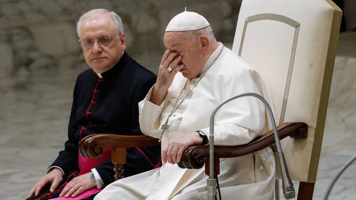 El arzobispo Diego Ravelli junto al papa Francisco.