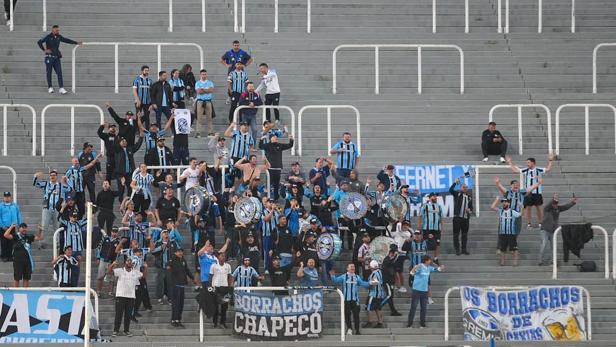 Borrachos Ga&uacute;chos presentes en el Malvinas Argentinas para alentar a Gremio de Porto Alegre en la Copa Sudamericana.