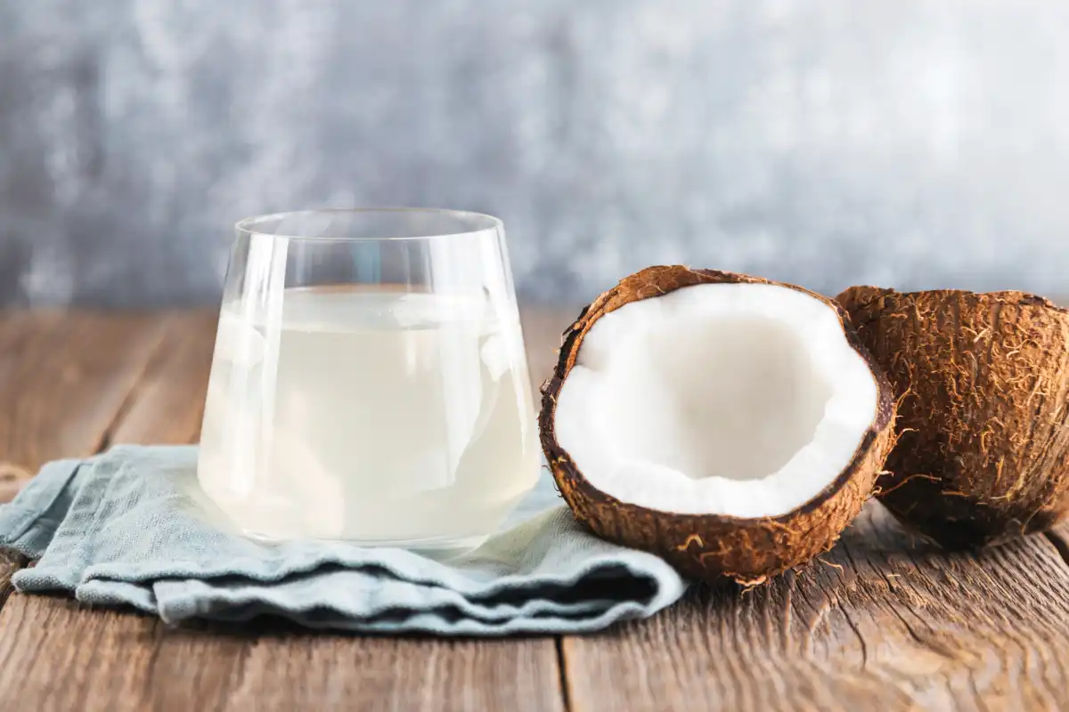 Aprovecha los beneficios del agua de coco para tener una melena sedosa y brillante. Imagen: Pixabay Aprovecha los beneficios del agua de coco para tener una melena sedosa y brillante. Imagen: Pixabay