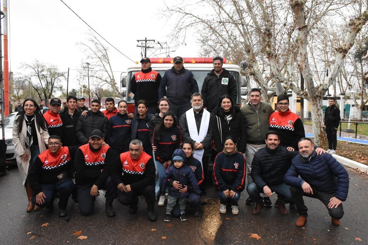 El cuartel de bomberos voluntarios de Santa Rosa, recibió un camión de bomberos. El cuartel de bomberos voluntarios de Santa Rosa, recibió un camión de bomberos.