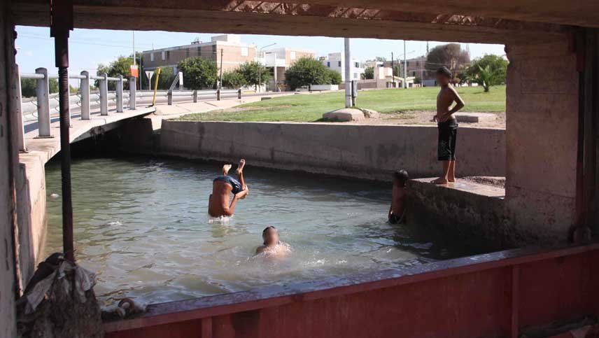 El joven Lionel Rodríguez practicaba tenis de mesa. Se estaba bañando con un grupo de amigos en el canal Cacique Guaymallén y murió ahogado. Imagen ilustrativa.