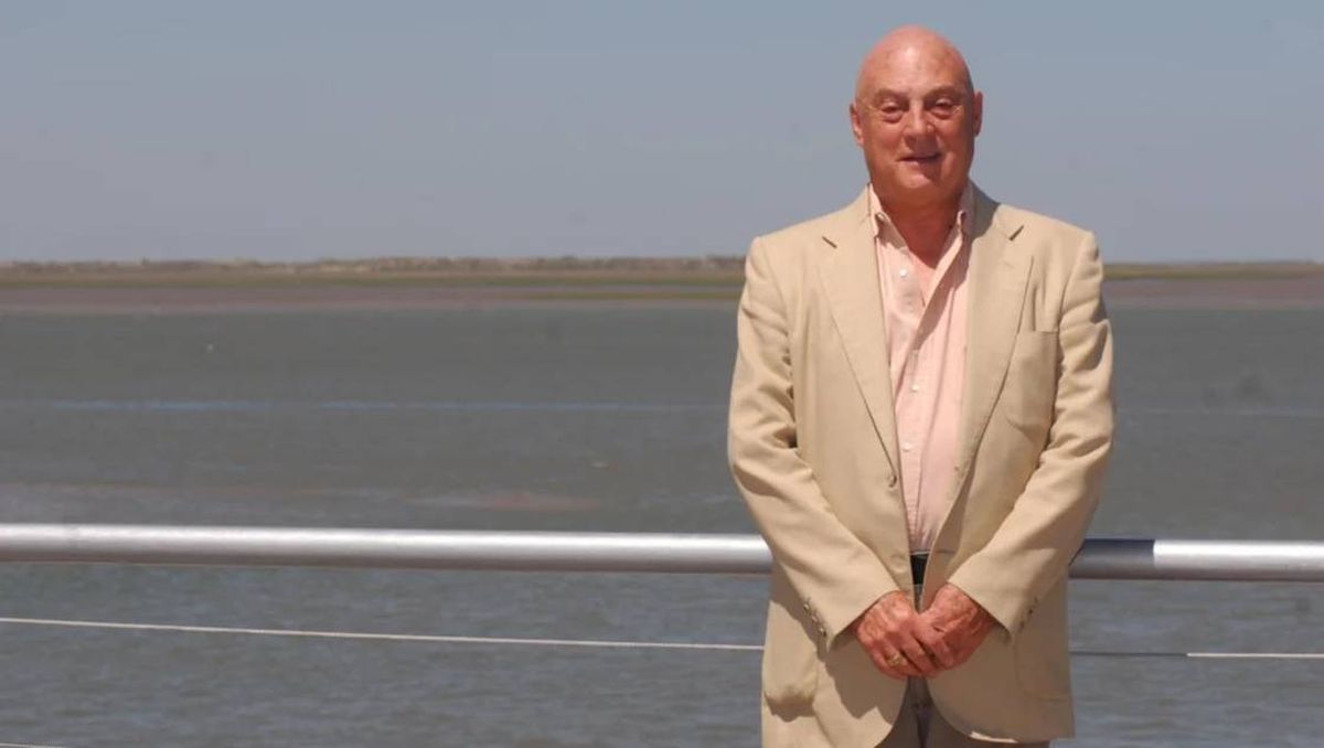 Hugo Simoni desempeñó durante décadas importantes cargos en Bahía Blanca. Pero este lunes se abrió camino en otro rubro. Hugo Simoni desempeñó durante décadas importantes cargos en Bahía Blanca. Pero este lunes se abrió camino en otro rubro.