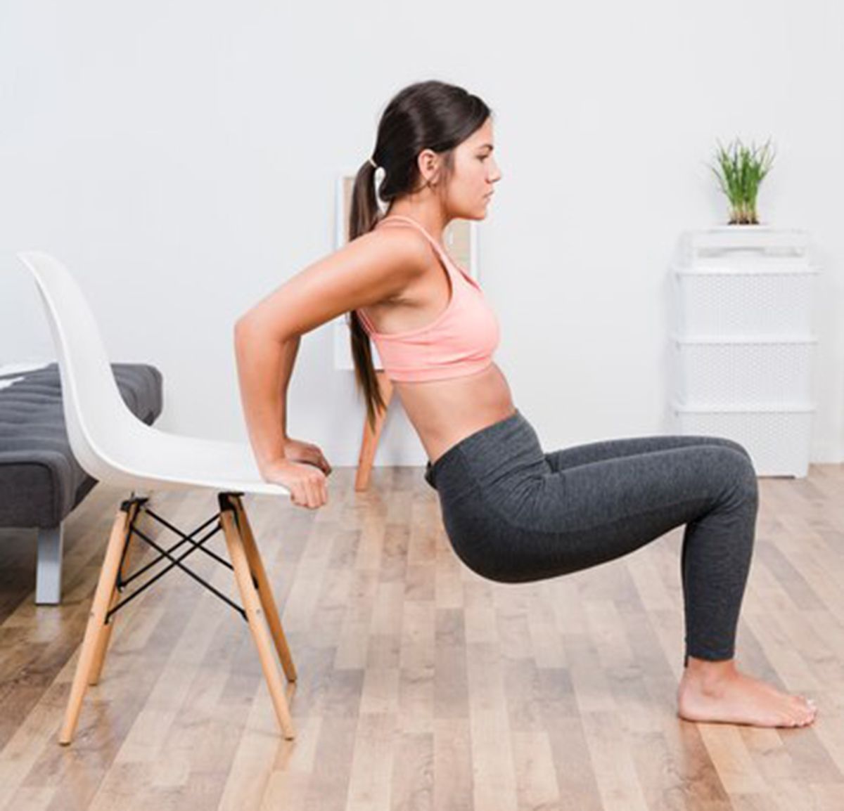 Una ayuda con una silla puede ser de gran utilidad para los ejercicios. Una ayuda con una silla puede ser de gran utilidad para los ejercicios.