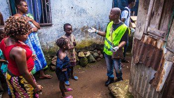 Búsqueda de ébola puerta a puerta en la capital de Sierra Leona