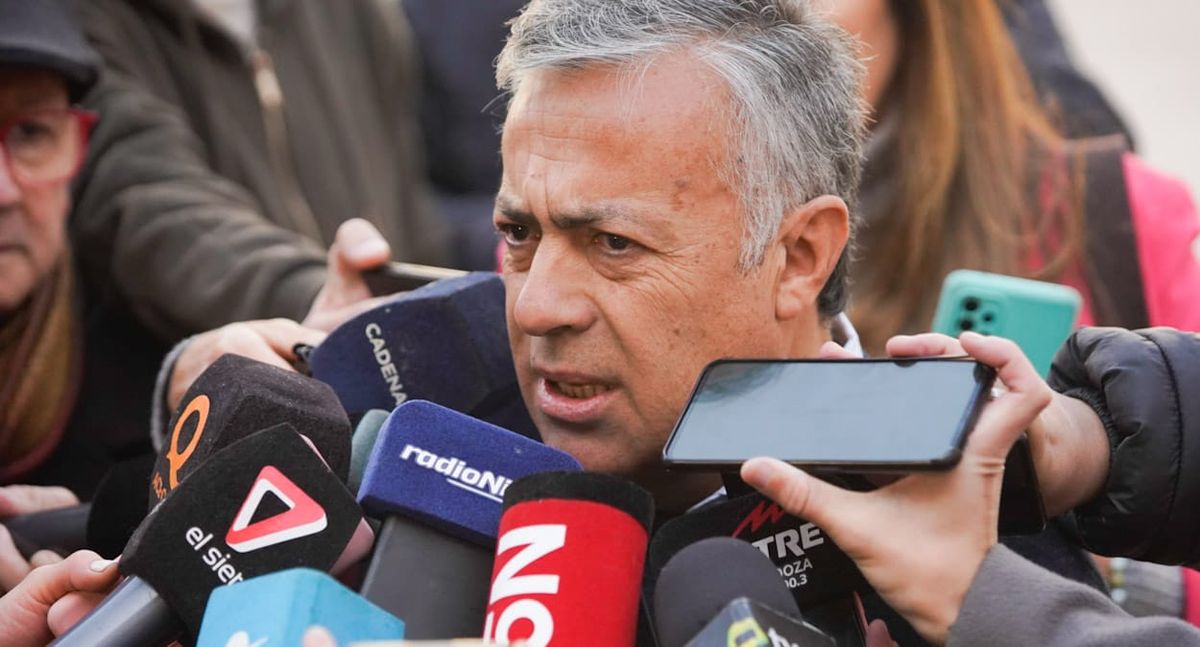 El líder radical viene hablándole a los docentes. Incluso prometió una suba salarial y El líder radical viene hablándole a los docentes. Incluso prometió una suba salarial y