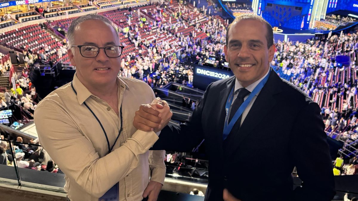 Alejandro Spinello junto al estratega político Juan Verde, desde la Convención del Partido Demócrata en Chicago. 