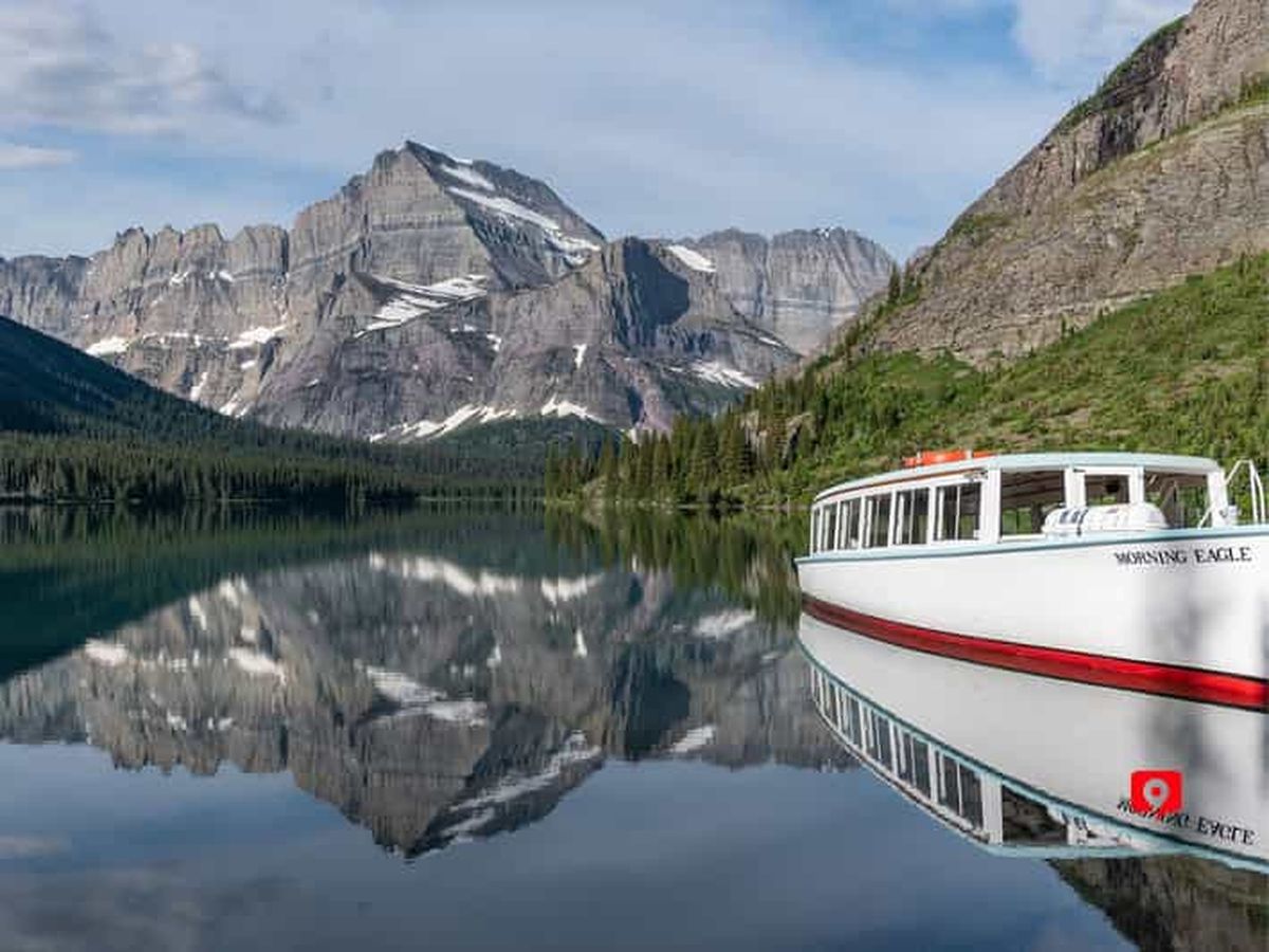 Si quieres conocer el Glacier National Park, puedes hacer recorridos en barco. Imagen de Freepik. Si quieres conocer el Glacier National Park, puedes hacer recorridos en barco. Imagen de Freepik.