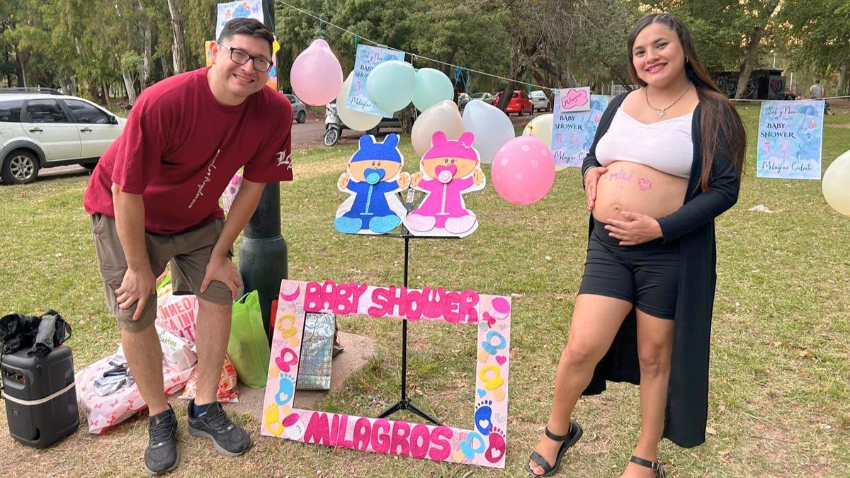 Les dijeron que no podían ser padres, pero la vida los sorprendió y lo celebraron en el Parque San Martín