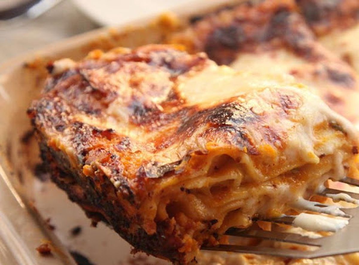 El queso bien gratinado es uno de los atractivos más grandes de la lasaña. El queso bien gratinado es uno de los atractivos más grandes de la lasaña.