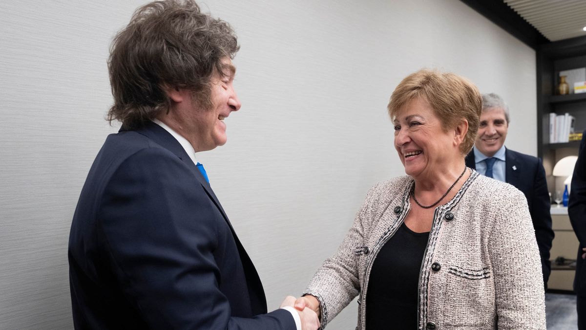 Apretón de manos. Javier Milei se saluda con Kristalina Georgieva.