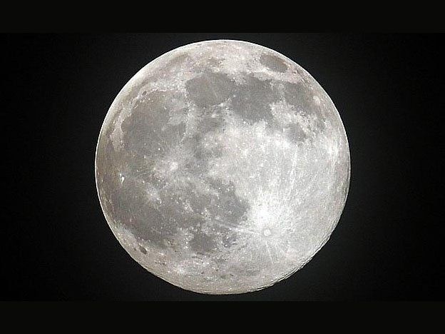 El análisis de una roca lunar disparó dudas acerca de la edad del satélite