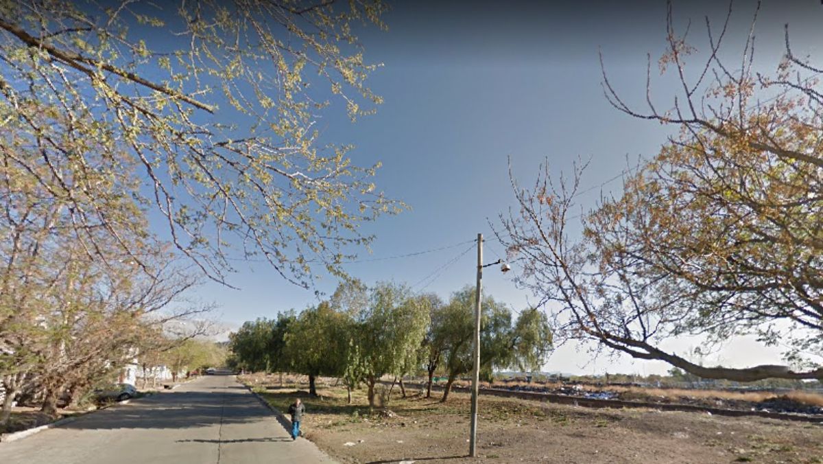 Inseguridad en Mendoza y nuevas modalidades de robo. Un hombre de 30 años pactó una cita en la calle Gran Capitán, lindera al zanjón de Los Ciruelos, en el barrio San Martín, para canjear su celular por un televisor. Al llegar al lugar fue despojado de sus pertenencias, víctima de una venta-trampa.