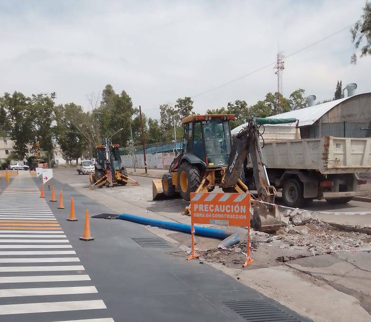 La avenida Las Tipas está cerrada hace dos semanas, el desvío se da en calle Montes de Oca para de allí retomar el Corredor del Oeste. La avenida Las Tipas está cerrada hace dos semanas, el desvío se da en calle Montes de Oca para de allí retomar el Corredor del Oeste.