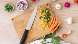 Deja impecable la tabla de madera con 2 ingredientes naturales en 30 minutos