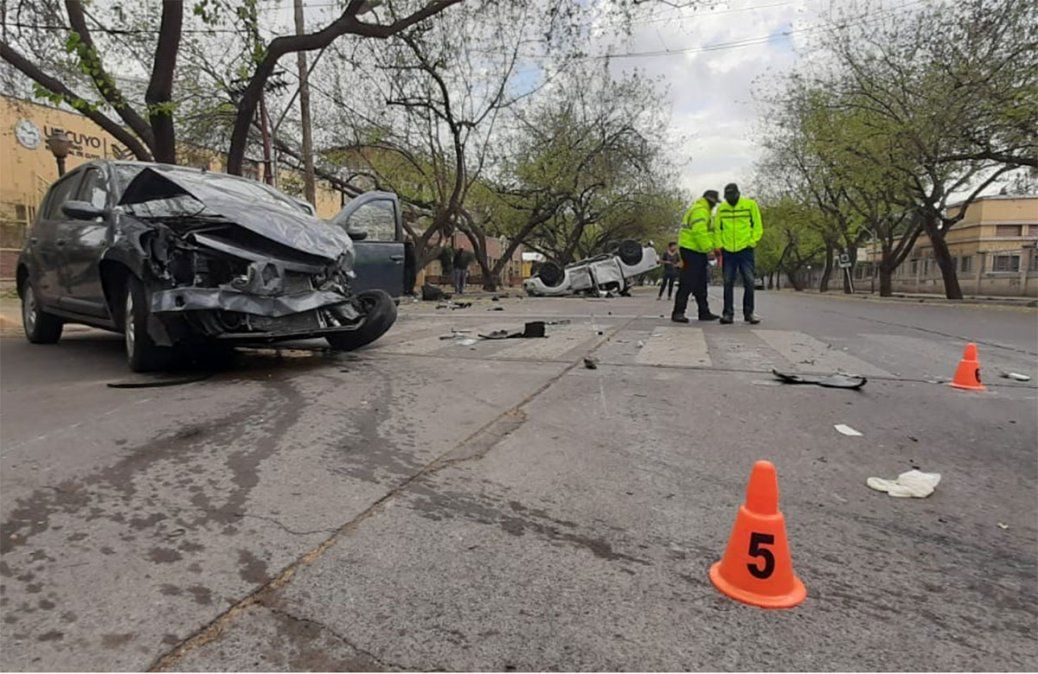 Choque y vuelco en Ciudad: dos heridos. Foto: Gerardo Tejeda.