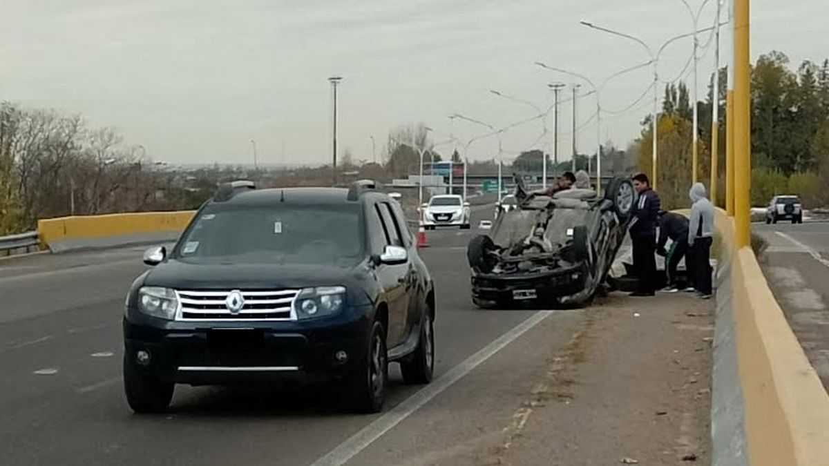 El conductor del Gol fue asistido por un allegado.