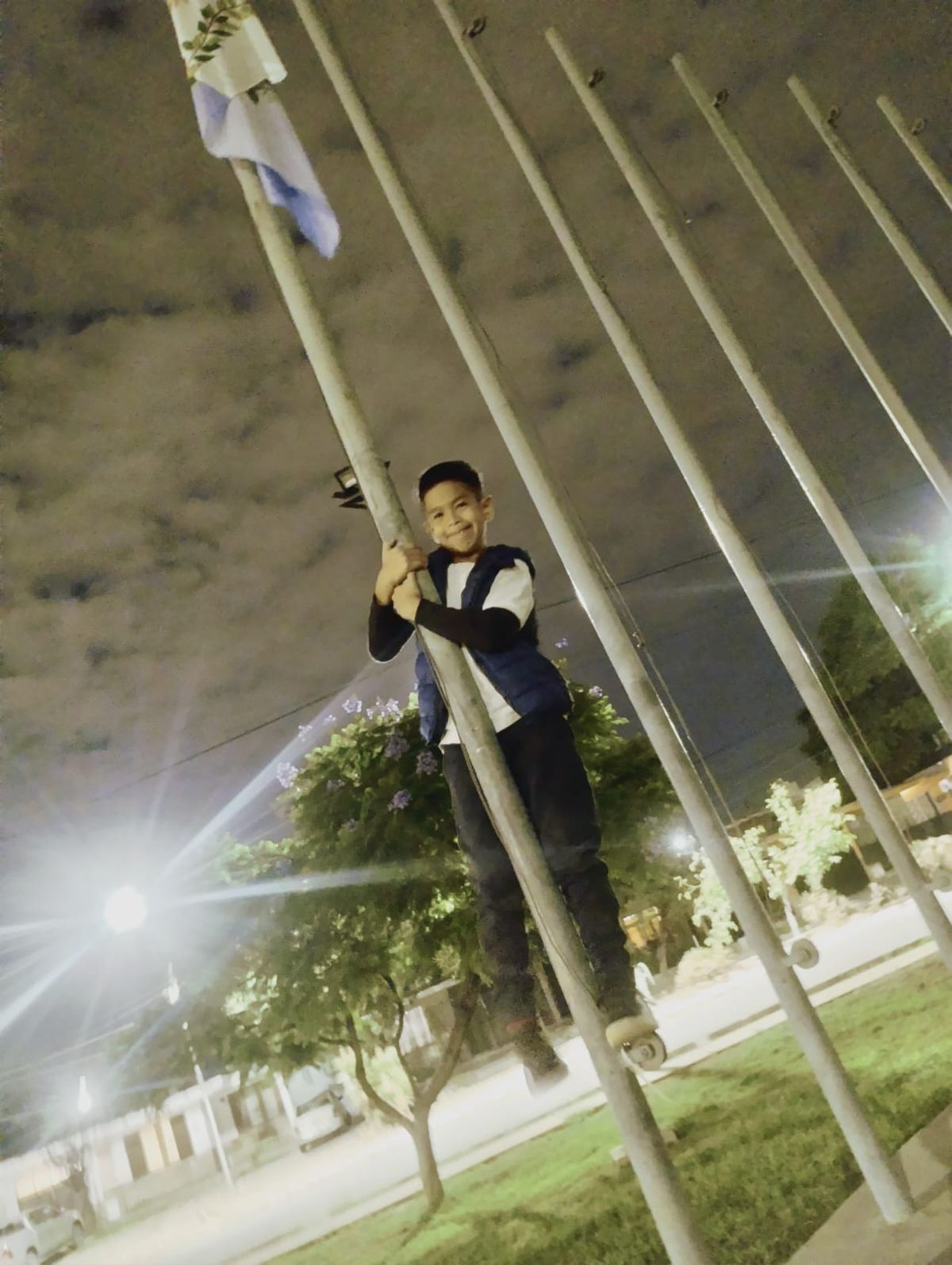 Francisco, el niño de 7 años que iza la bandera argentina en la plaza Los Inmigrantes todos los días. Francisco, el niño de 7 años que iza la bandera argentina en la plaza Los Inmigrantes todos los días.