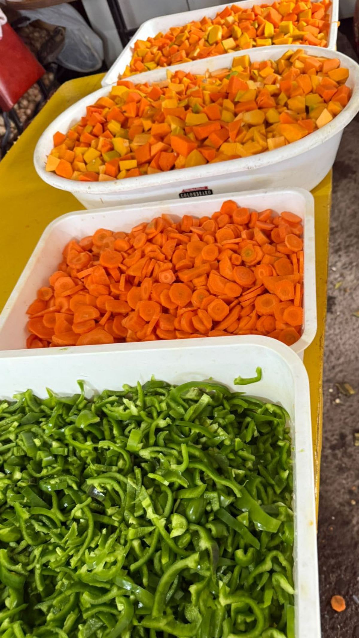 El comedor Horneritos se mantiene gracias a las donaciones de mercadería o dinero de las personas. El comedor Horneritos se mantiene gracias a las donaciones de mercadería o dinero de las personas.